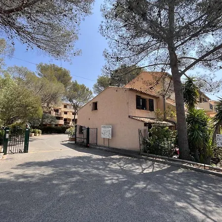 Avec Terrasse Et Piscine A Saint-raphael - Fr-1-226a-153